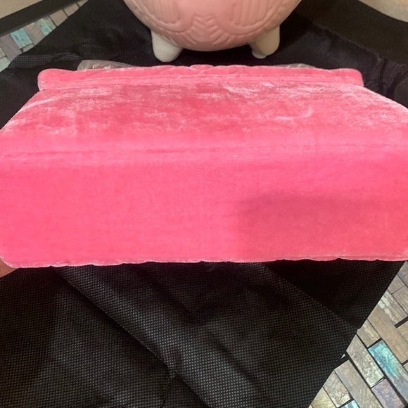 Kurt Geiger London Mini Braxton Velvet Shoulder Bag
KURT GEIGER LONDON - Picture 6 of 17